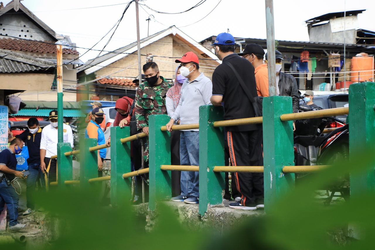 Pelaksana Harian (Plh) Wali Kota Jakarta Pusat, Irwandi kembali meninjau pelaksanaan kerja bakti gerebek lumpur di Kali Sentiong, Johar Baru, Minggu (13/12).