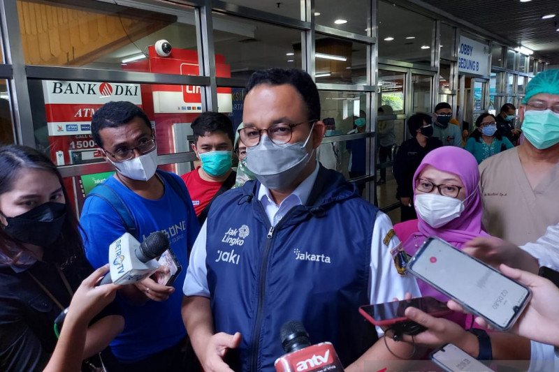 Gubernur DKI Jakarta Anies Baswedan saat ditemui di RSUD Tarakan, Jakarta Pusat, Jumat (6/8/2021). ANTARA/Mentari Dwi Gayati