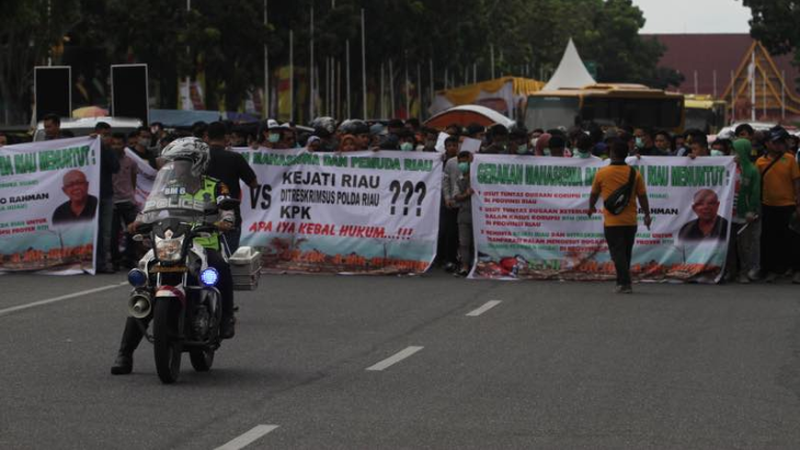 Kerabat Gubernur Riau Diduga Bekingi Tender Proyek RTH