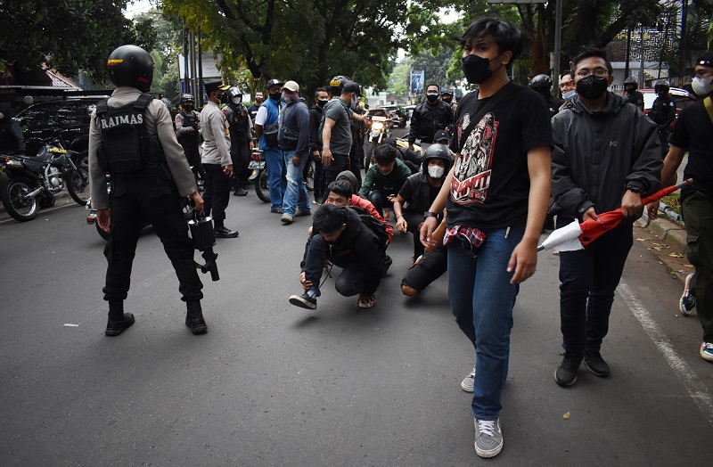 Penangkapan pedemo PPKM Darurat di Bandung. (Foto: Imanha)