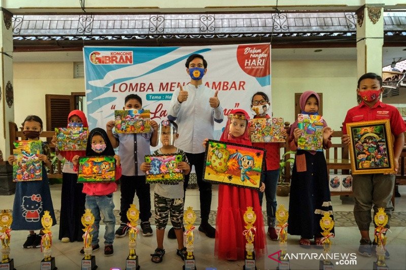 Gibran Rakabuming Raka saat foto bersama para pemenang lomba menggamar dalam semarak Hari Anak Nasional 2020 di Griya Segaran, Manahan Solo, Kamis (23/7/2020). (ANTARA/HO istimewa)