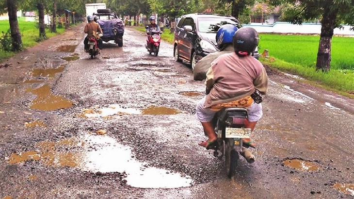 Tips Aman Bermotor di Jalan Rusak dan Berlubang