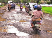 Tips Aman Bermotor di Jalan Rusak dan Berlubang