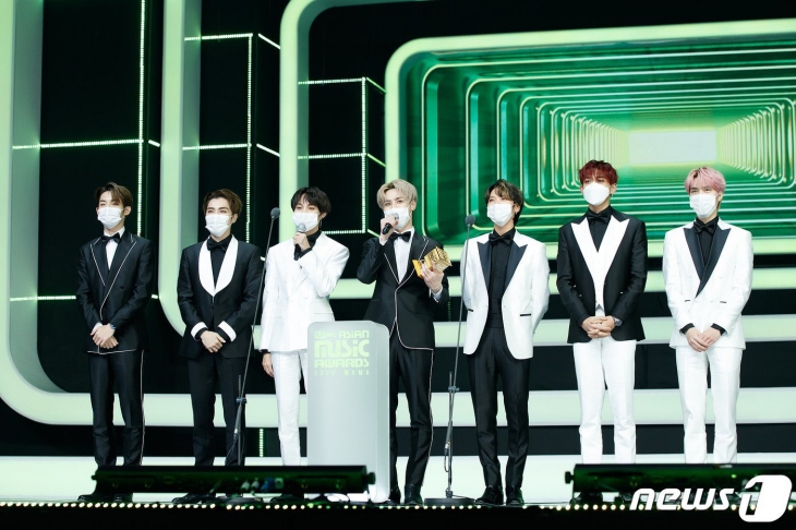 WayV memakai masker saat naik podium. (Foto: News 1)