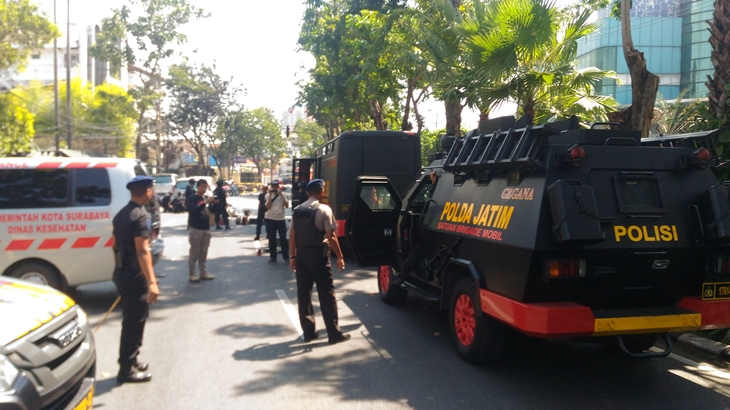 Polisi berjaga di Surabaya