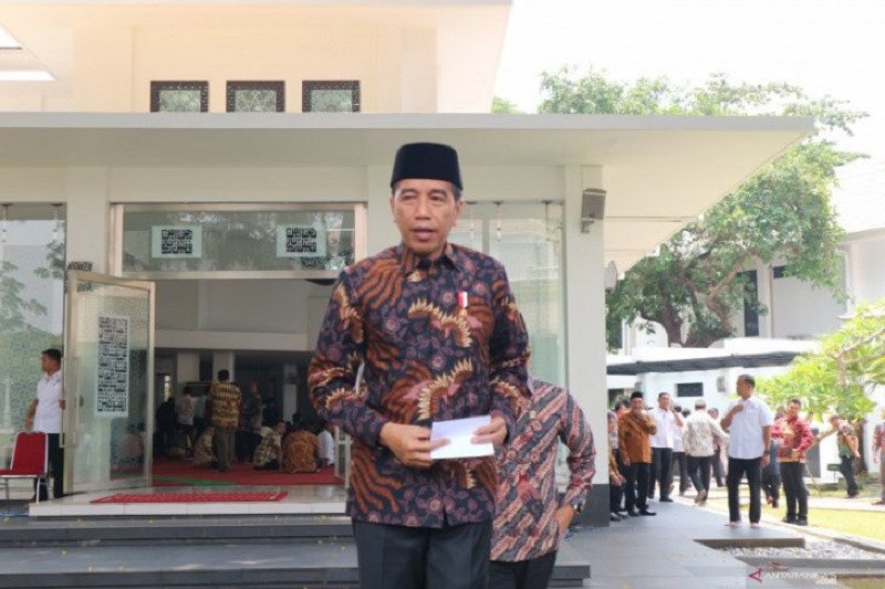 [HOAKS atau FAKTA] Foto Jokowi Salaman dengan WNA Tiongkok Sambil Menunduk