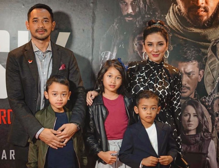 Oka Antara dan keluarga (Sumber: Instagram/oks_antara)