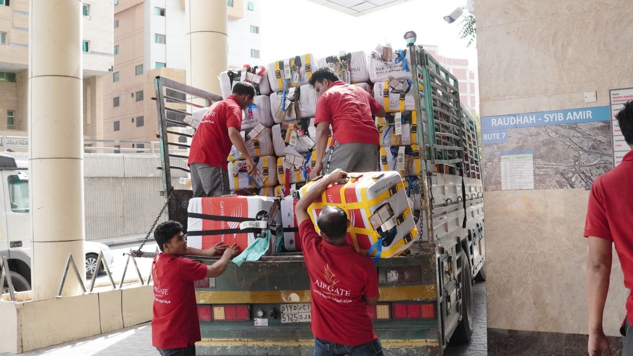 PPIH Mulai Timbang Koper Bawaan Jemaah Calon Haji Indonesia