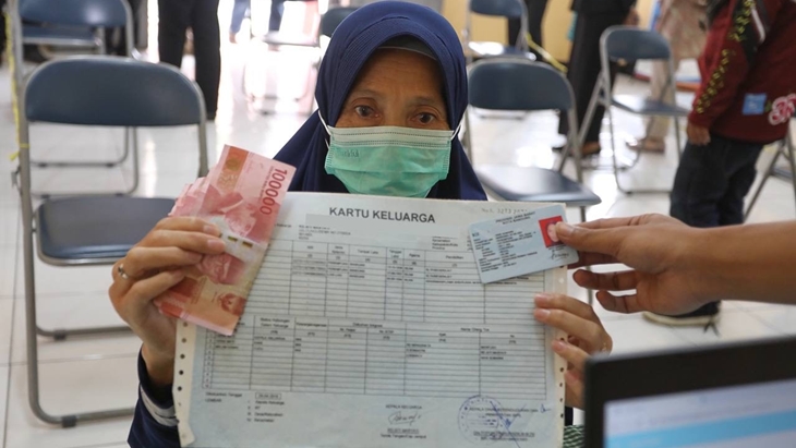 Pencairan Bansos PPKM Darurat Kota Bandung. (Foto: MP/Dok Pemkot Bandung)
