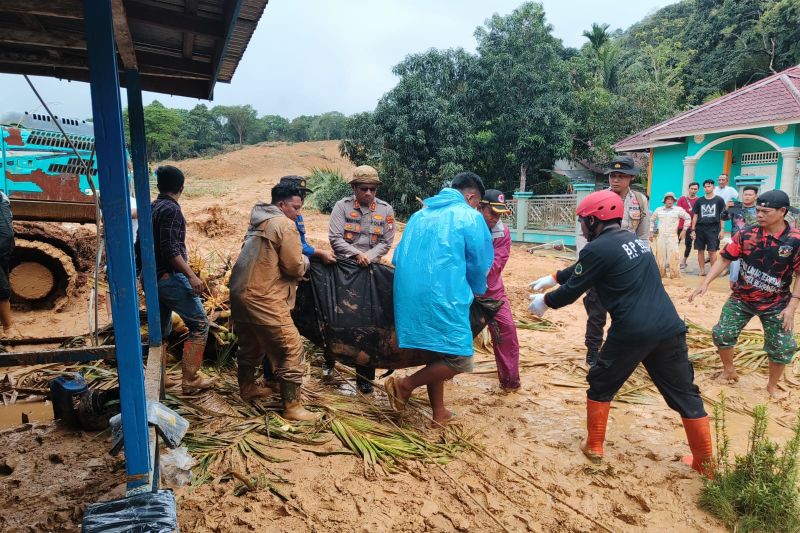 43 Orang Masih Dicari Akibat Tertimbun Tanah Longsor di Natuna