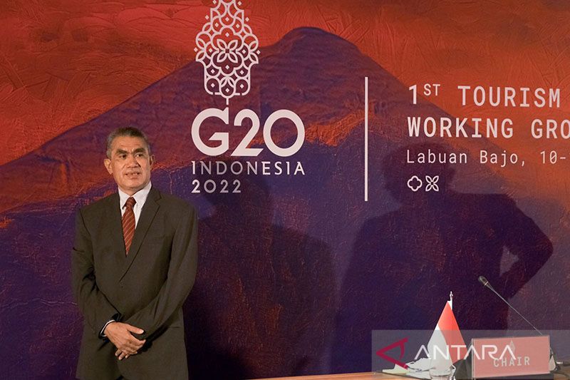 Chair of Tourism Working Group Frans Teguh dalam agenda Tourism Working Group yang dilaksanakan secara hybrid oleh Kementerian Pariwisata dan Ekonomi Kreatif di Labuan Bajo, Nusa Tenggara Timur, Selasa (10/5/2022). ANTARA/HO-Kemenparekraf