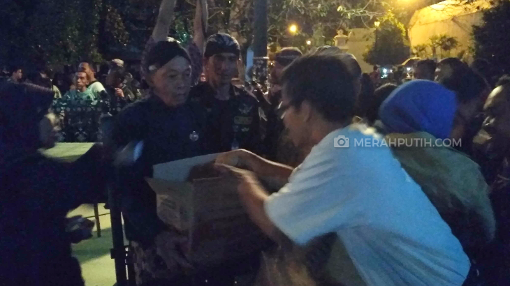 Warga Rebutan Nasi Kucing di Acara Mubeng Benteng