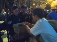 Warga Rebutan Nasi Kucing di Acara Mubeng Benteng