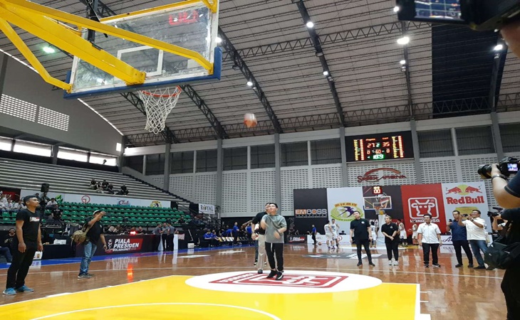 Gibran melakukan shot saat nonton Piala Presiden Bola Basket