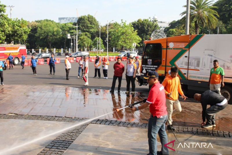 Trotoar Hingga Tali Air Dekat Istana Negara Mulai Dibersihkan Jelang Pelantikan Prabowo-Gibran