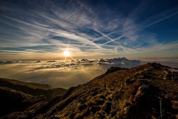   Berkemah di gunung bisa jadi pilihan asyik saat pegantian tahun baru. (Foto: Pixabay/danfador)