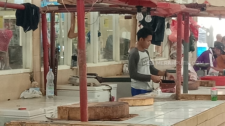 Sejumlah pedagang daging di Pasar Ciledug, Tangerang dan Pasar Meruya, Jakarta Barat melakukan mogok jualan selama tiga hari, dimulai hari ini Rabu (20/1) hingga Jumat (22/1). (Foto: MP/Asropih)