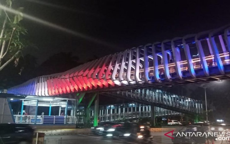Bendera Selandia Baru yang terpapar di JPO GBK Jakarta