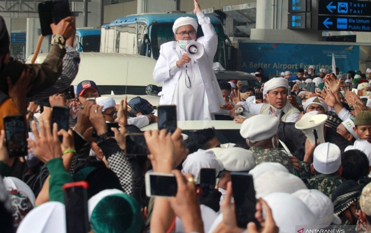 Rizieq Shihab menyapa massa yang menjemputnya di Terminal 3 Bandara Soekarno Hatta, Tangerang, Banten, Selasa (10/11/2020). (ANTARA FOTO/Muhammad Iqbal/aww)