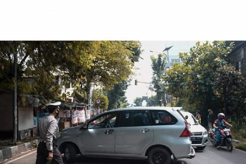Petugas Polantas Polres Sukabumi Kota saat memerintahkan kendaraan pemudik yang hendak masuk Kota Sukabumi, Jawa Barat memutar balik untuk kembali ke daerahnya masing-masing. (Antara/Aditya Rohman)