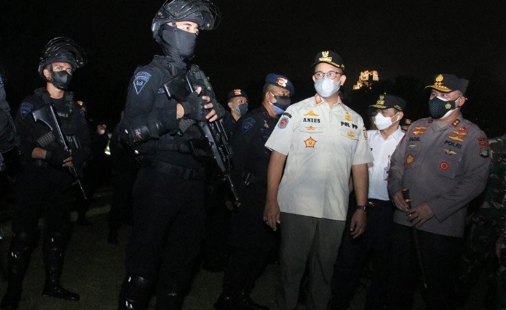Gubernur DKI Jakarta Anies Baswedan, bersama Kapolda Metro Jaya Muhammad Fadil Imran, bersama jajaran Forum Koordinasi Pimpinan Daerah (Forkopimda) DKI Jakarta mengecek kesiapan pasukan dalam apel penanganan COVID-19 di Lapangan Blok S, Jakarta, Minggu (13/6/2021) malam. (Antara/Ricky Prayoga/HO Humas Pemprov DKI) 