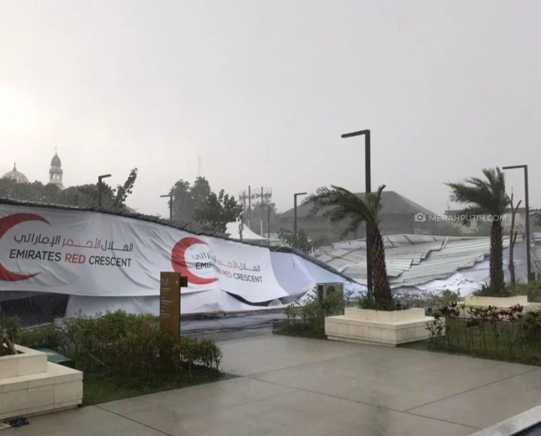 Diterjang Angin Kencang, Tenda Lokasi Buka Bersama Masjid Sheikh Zayed Solo Ambruk