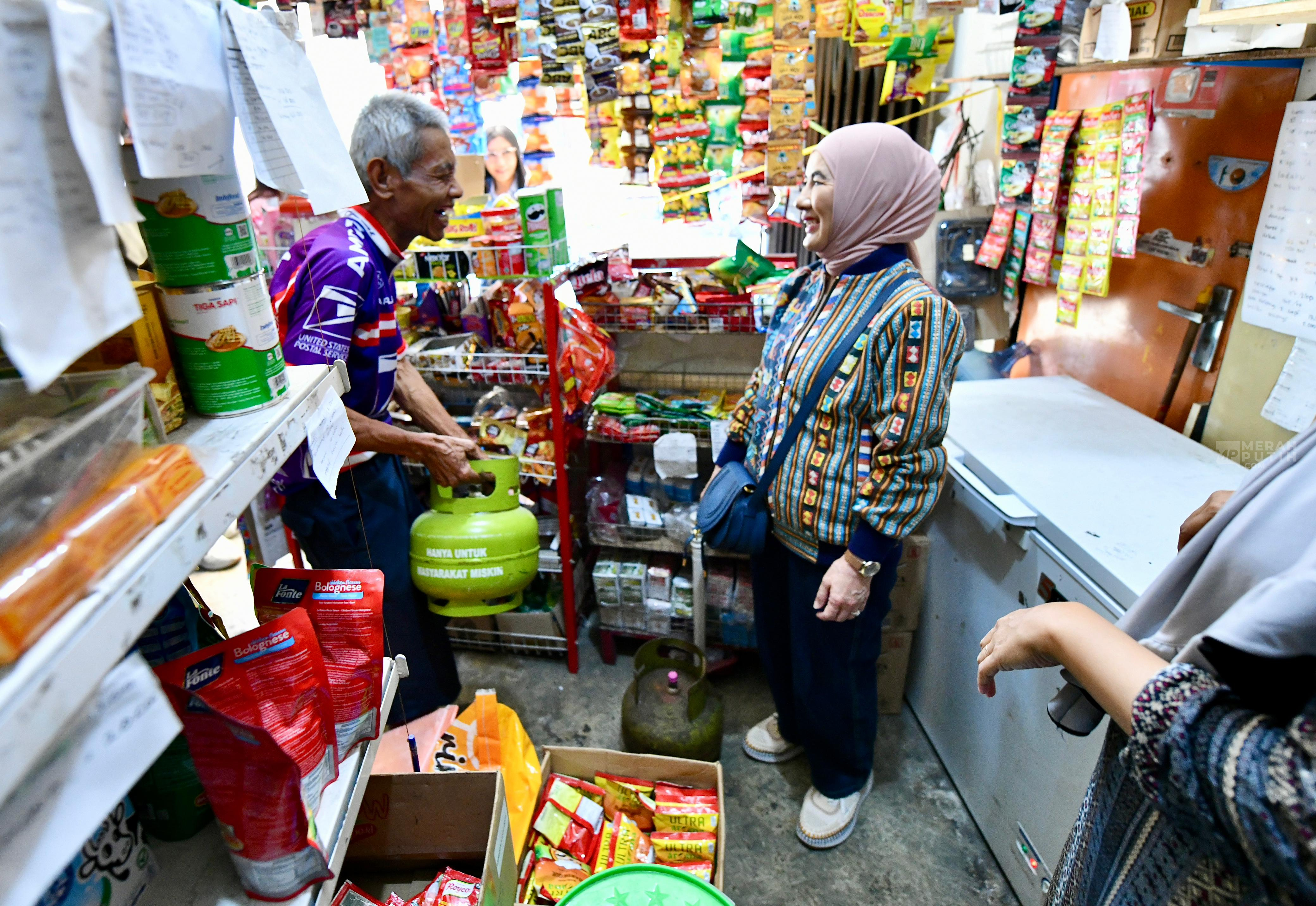Gas Elpiji 3 kg Langka, Dirut Pertamina Lakukan Inspeksi di Toko Kelontong Solo