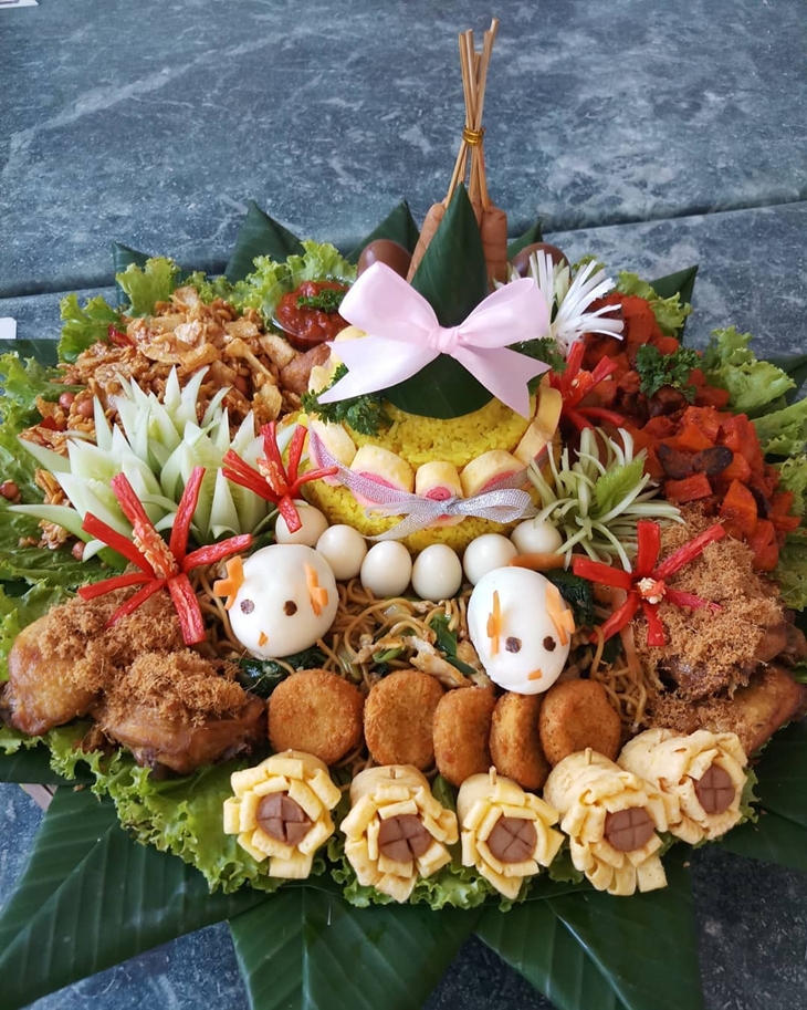 Nasi tumpeng. (Foto: instagram.com/ayam_laos_bumira)