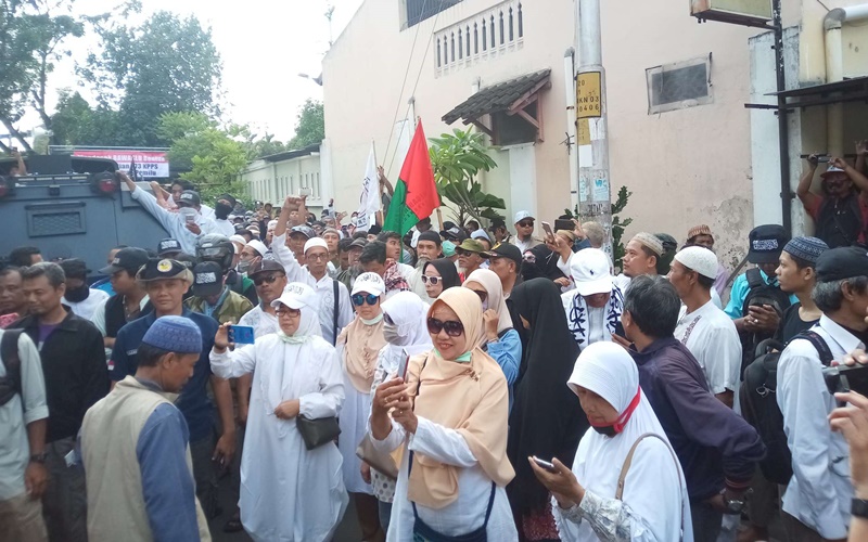Massa dari Ormas Islam mendemo Bawaslu Solo tuntut penundaan pengumuman hasil Pemilu 2019