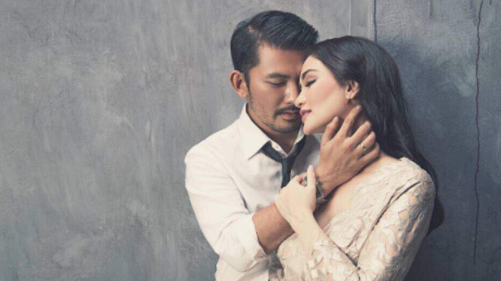 Atiqah Hasiholan dan Rio Dewanto Rayakan Ultah Pernikahan, Sederhana tapi Bikin Melting