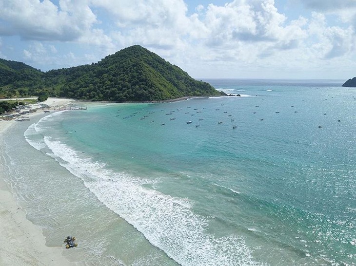 Pantai Selong Belanak. (Foto: instagram.com/nizarnizar)