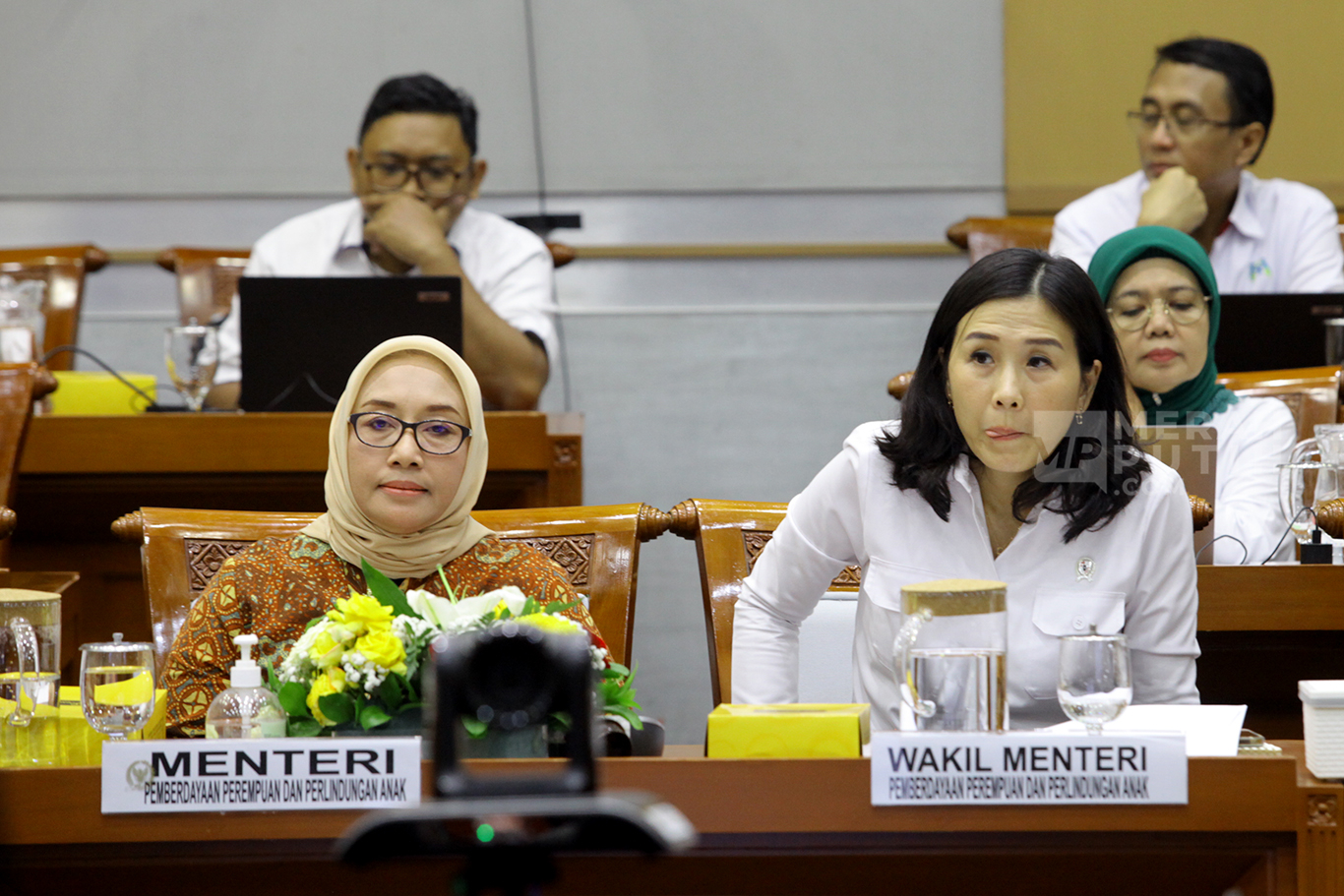 Menteri Pemberdayaan Perempuan dan Perlindungan Anak (PPPA) Arifatul Choiri Fauzi (kiri) bersama Wakil Menteri PPPA Veronica Tan (kanan) bersiap mengikuti rapat kerja dengan Komisi VIII DPR di Kompleks Parlemen, Senayan, Jakarta, Selasa (29/10/2024).
