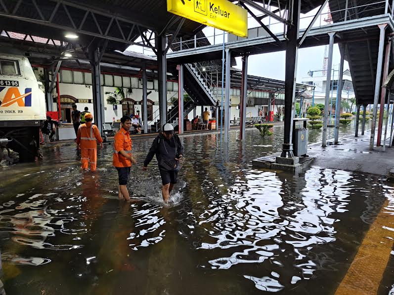 Stasiun Tawang Kebanjiran, Sejumlah Perjalanan Kereta Api Dibatalkan