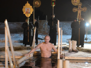 Berendam di Kolam Khusus, Vladimir Putin Jalani Ritual Gereja Ortodoks 