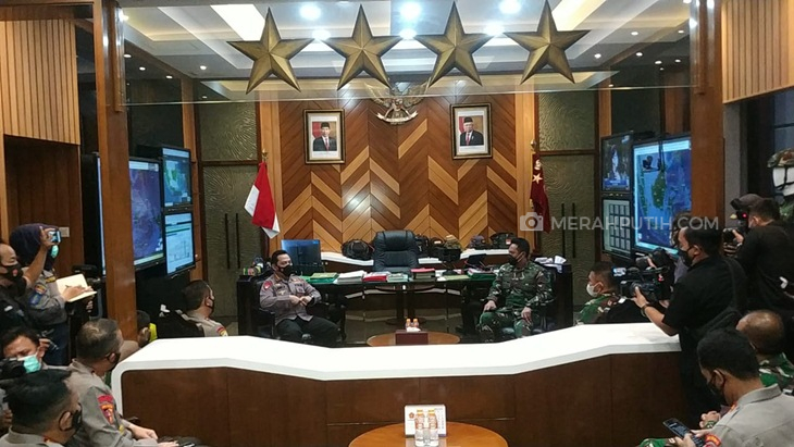   Kapolri Jenderal Listyo Sigit Prabowo mengunjungi Kepala Staf Angkatan Darat (KSAD) Jenderal TNI Andika Perkasa, Selasa (2/2) sore. (Foto: MP/Kanugrahan)
