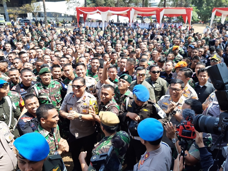 Acara dangdutan di HUT ke-74 TNI, di Lapangan Gedung DPR/MPR, Jakarta, Sabtu (10/5) pagi tadi. (MP/Kanugrahan)