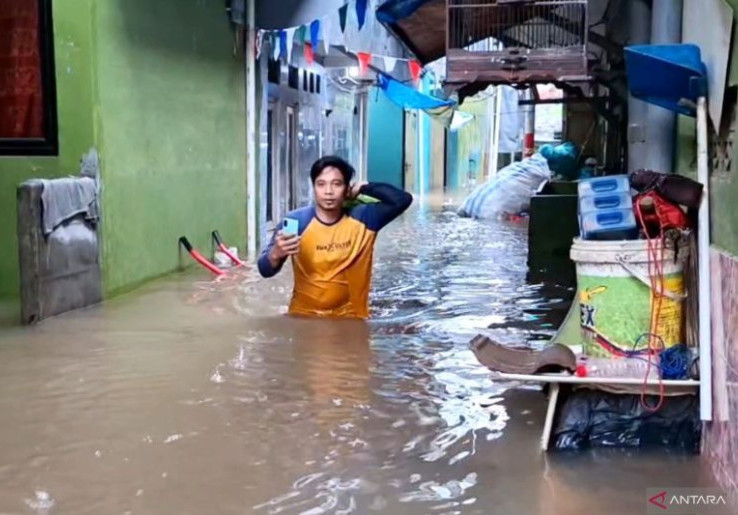 Kebon Pala Banjir Hampir 2 Meter, Air Luapan Ciliwung Datang Sejak Sabtu Sore