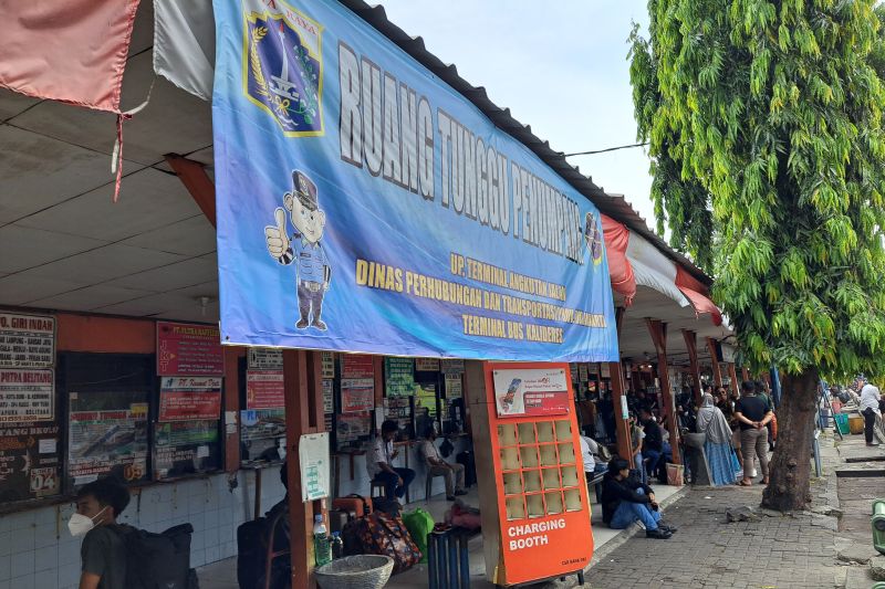 Pemudik Masih Padati Terminal di Jakarta