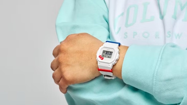 Mengadopsi warna biru, merah, dan putih khas Hello Kitty. (Foto: Casio)
