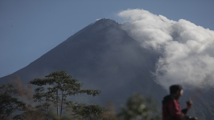 Gunung Merapi lontarkan api