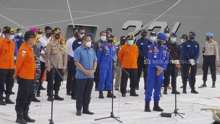  Konferensi pers terkait pencarian korban dan properti pesawat Sriwijaya Air SJ 182 di JICT, Tanjung Priok, Senin (11/1). (Foto: MP/Asropih)