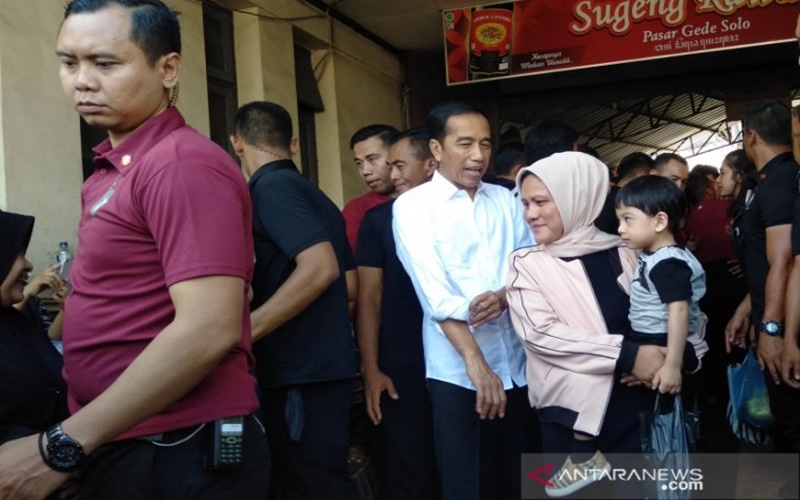 Presiden Jokowi dan keluarga berbelanja di Pasar Gede