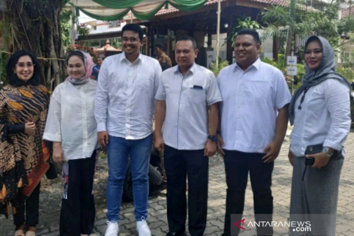 Bobby Afif Nasution dan keluarga (Antara Sumut/Donny Aditra)