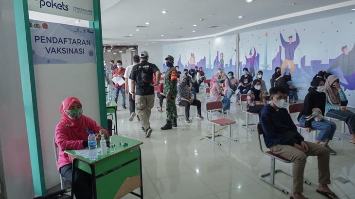 Perumda Pembangunan Sarana Jaya DKI Jakarta menyediakan sentra vaksin COVID-19 di Mal Pondok Kelapa Townsquare, Jakarta Timur. (Foto: MP/Asropih)