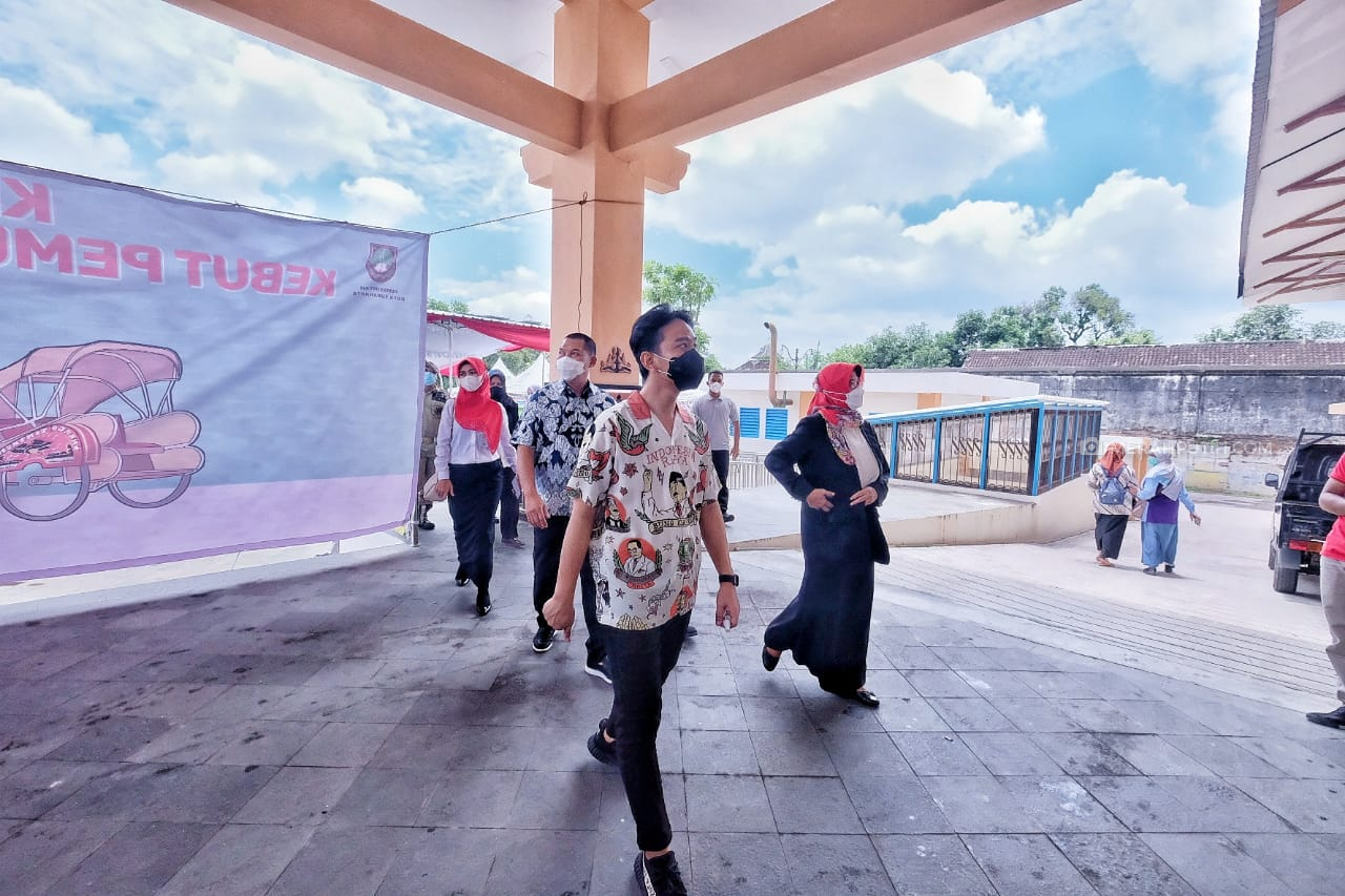 Blusukan Perdana, Gibran Cek Kesiapan Vaksinasi di Pasar Gede dan Pasar Klewer