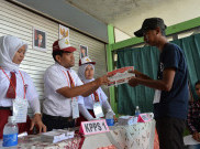 Unik, Petugas KPPS di TPS 45 Kebon Pala Berseragam SD