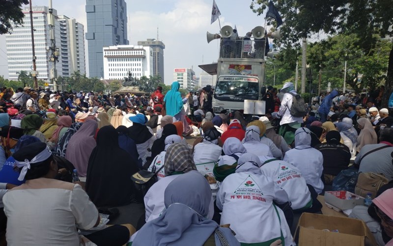 Seorang orator menyampaikan aspirasinya di kawasan Patung Kuda, Jakarta Pusat