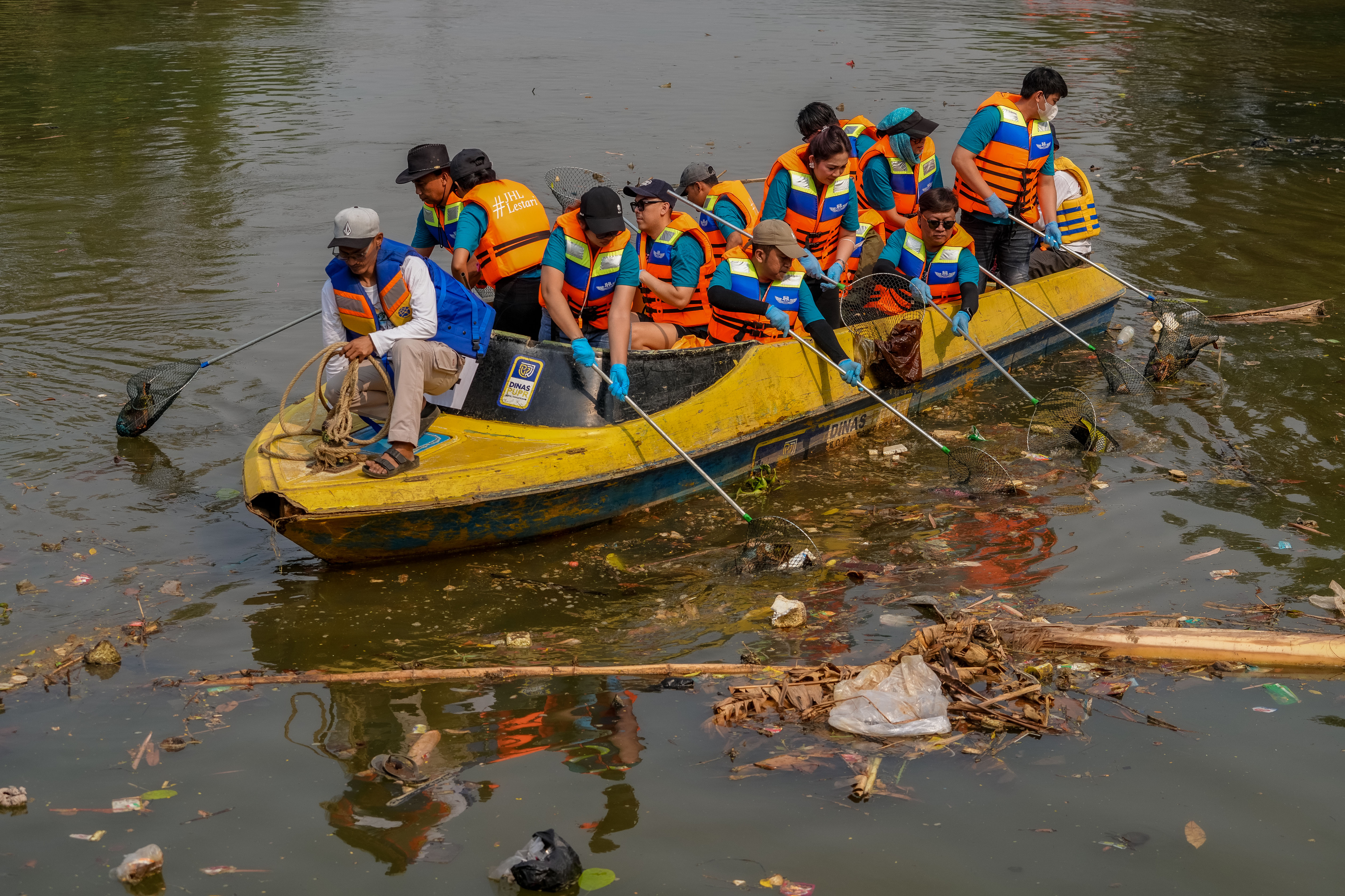 Aksi Nyata JHL Group Sapu Bersih Sampah Sungai Cisadane Jelang World Cleanup Day 2026
