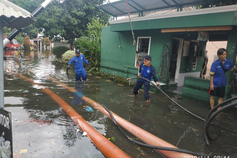Pengurasan banjir yang merendam Perumahan Green Ville, di Jakarta, Sabtu, (4/1/2020). (ANTARA/Boyke Ledy Watra)