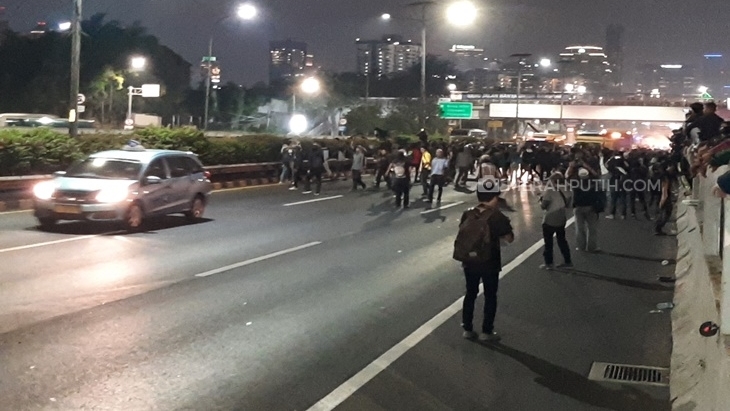Massa mahasiswa Jakarta memblokir Tol Dalam Kota sehingga menyebabkan kemacetan (MP/Kanugrahan)